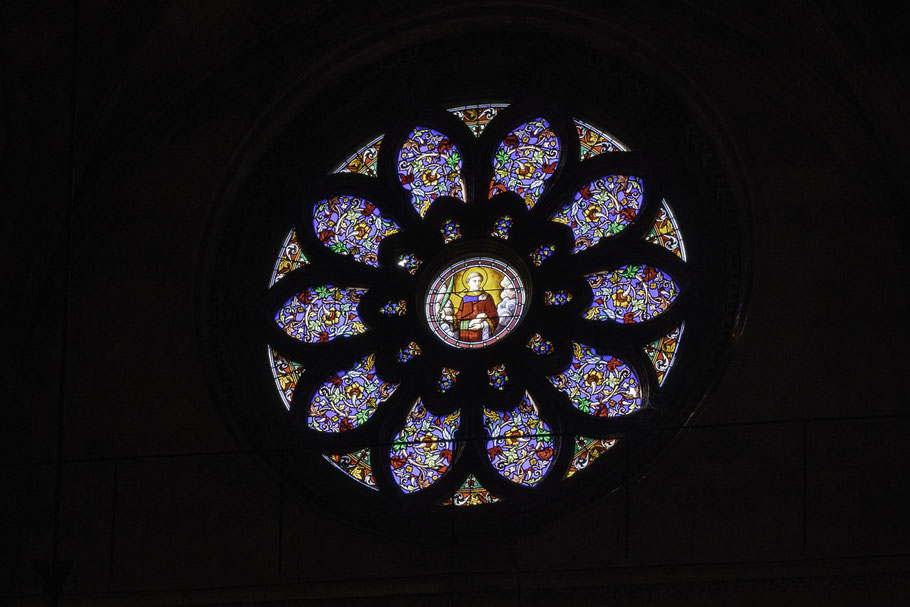 Bild: Rosette aus Buntglas über dem Portal in der Église Saint-Étienne in Fécamp 