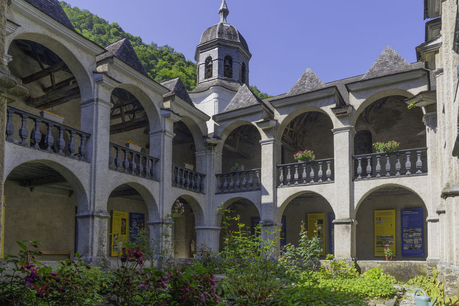 Bild: Der Kreuzgang der Monastère Notre-Dame de Sarrance in den Pyrenäen, Frankreich
