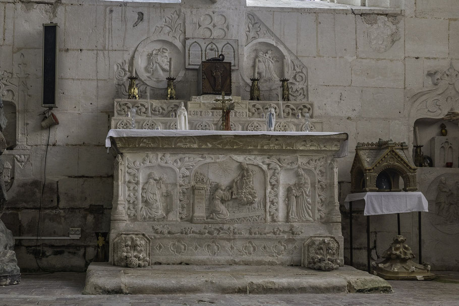 Bild: Der kunstvolle Seitenaltar im rechten Schiff der Église Saint-Laurent in Marais-Vernier