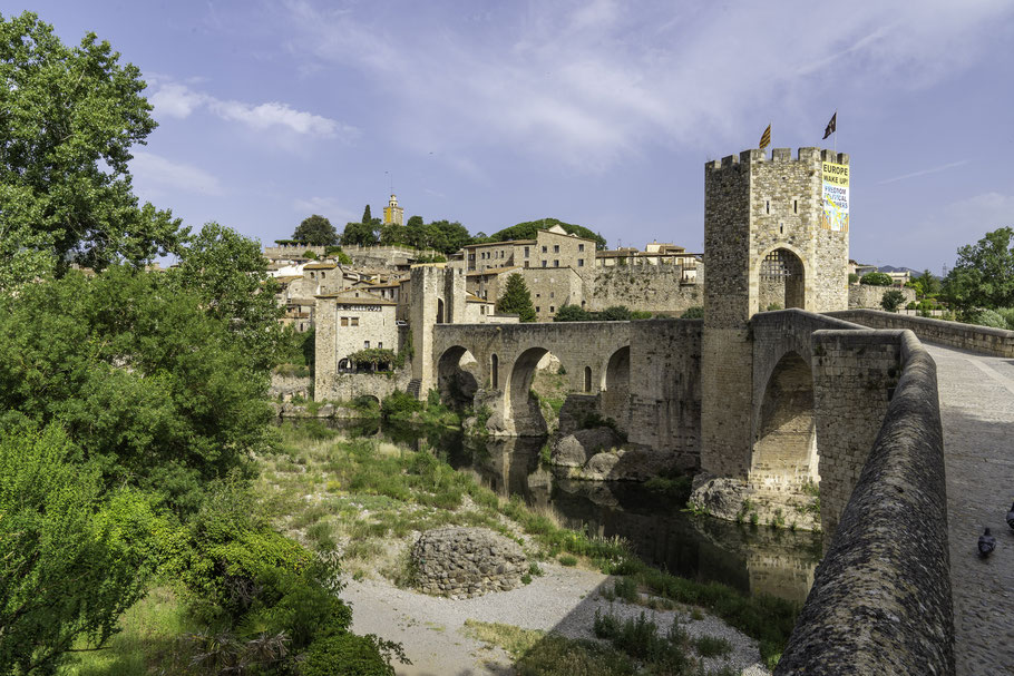 Bild: Alte Brücke von Besalú über den Rio Fluvià, in Katalonien in Spanien