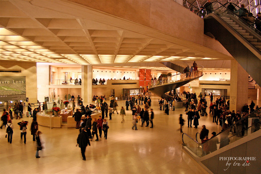 Bild: in der Glaspyramide des Louvre Paris 