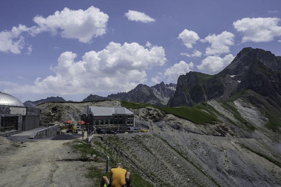 Bild: Passhöhe des Col du Tourmalet, rechts die Abfahrt Richtung Luz-Saint-Sauveur