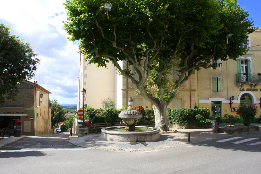 Bild: Fontaine am Dorfplatz in Châteauneuf du Pape 