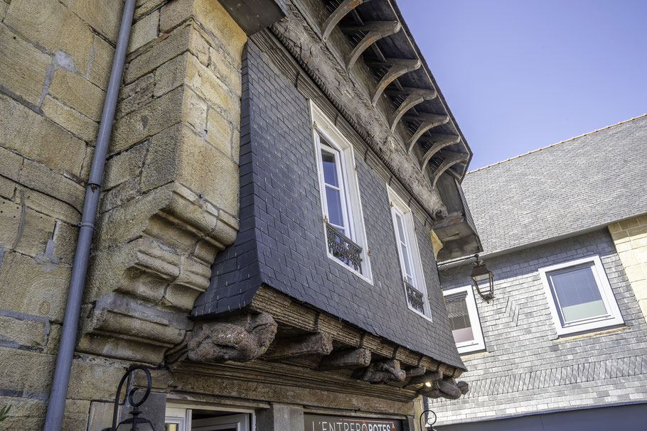 Bild: Vorkragendes Fachwerk mit Holzschnitzereien in Le Faou in der Bretagne