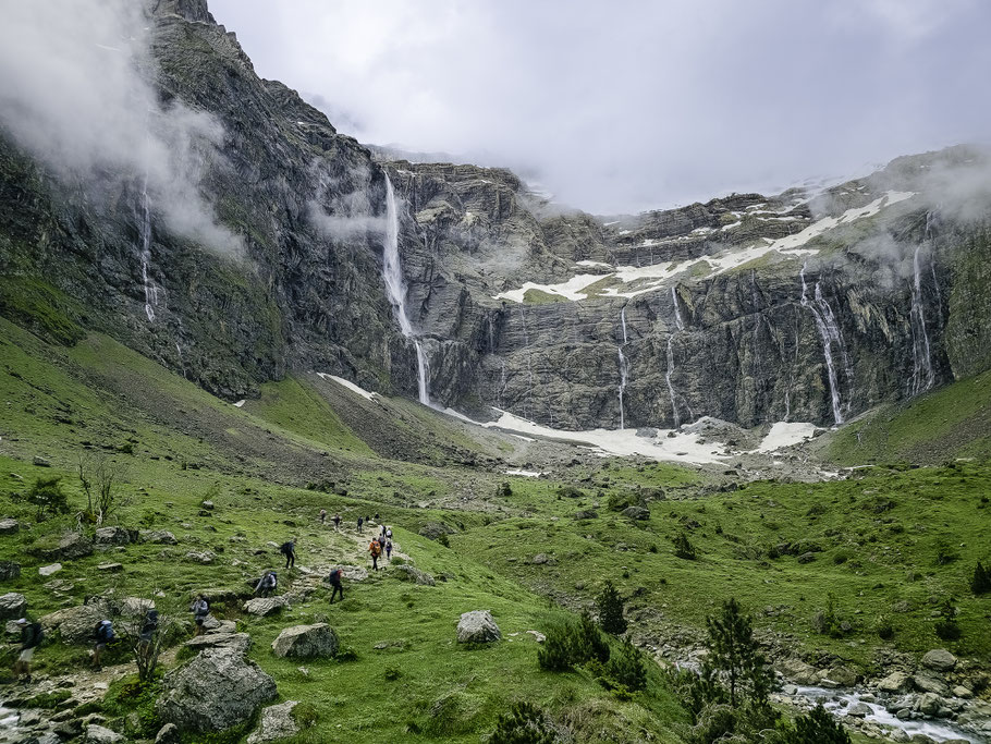 Bild: Wanderung unterhalb der Wasserfälle im Cirque de Gavarnie, Hautes-Pyrénées