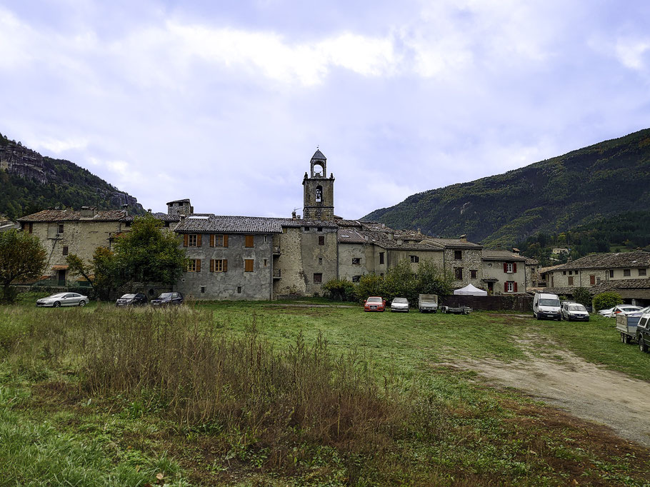 Bild: Blick auf Annot mit Kirchturm der Église Saint-Jean-Baptiste