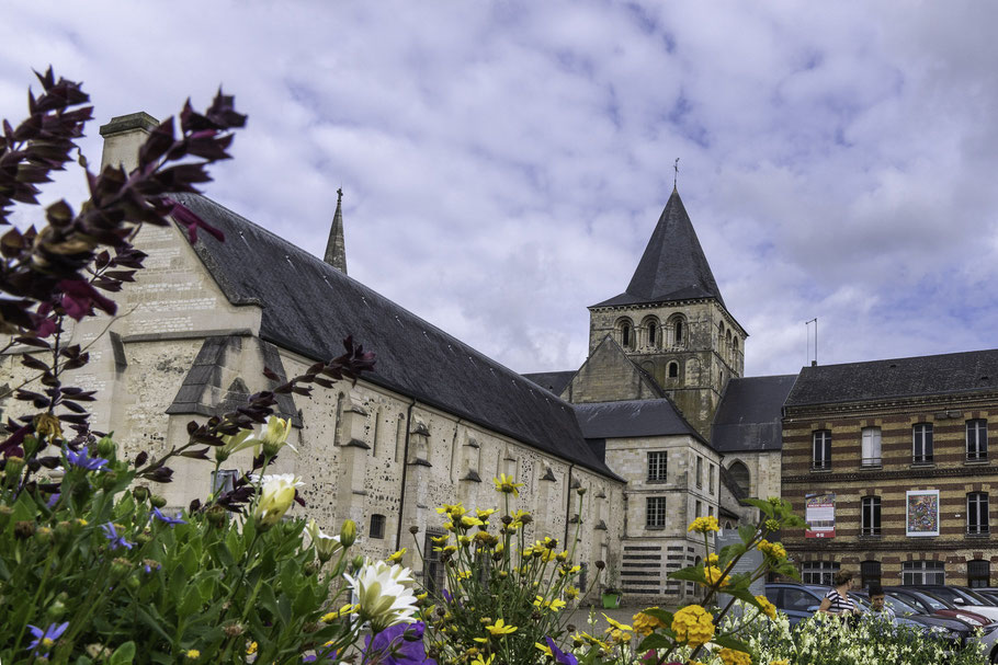 Bild: Blick auf L'abbaye de Montivilliers und den Kirchturm der Église abbatiale Saint-Sauveur in Montivilliers