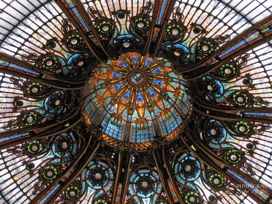 Bild: Glaskuppel im Innern der Galeries Lafayette, Paris 