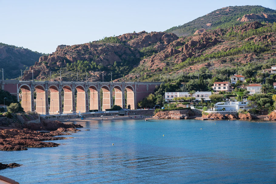 Bild: Viadukt von Anthéor mit Calanque d´Anthéor, Massif de l´Estérel