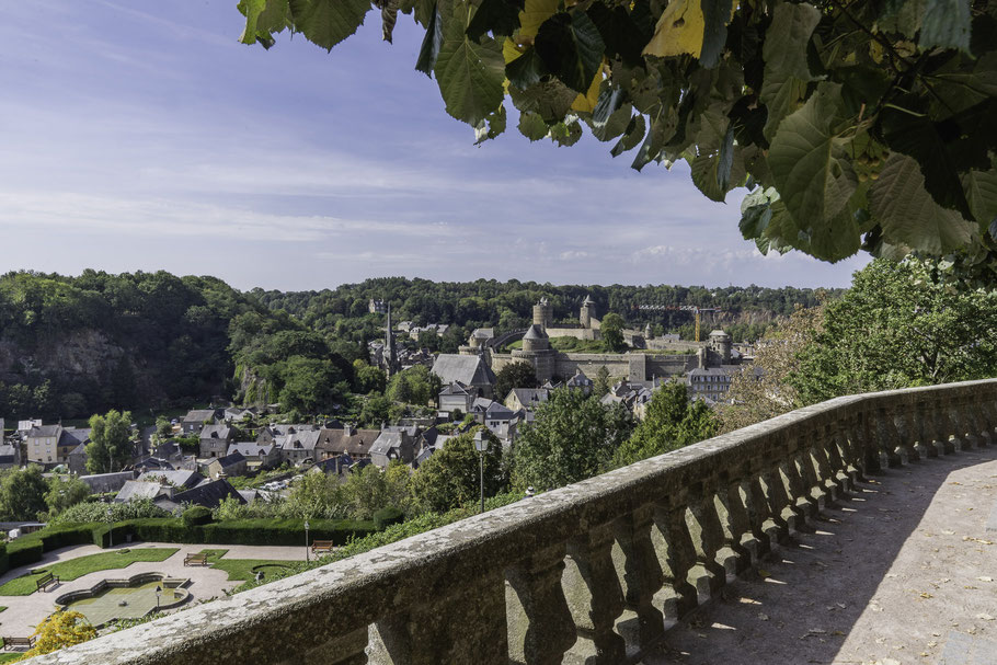 Bild: Blick auf die Altstadt Fougères, die Église Saint-Sulpice und das Château de Fougères vom Jardin Public de Fougères aus