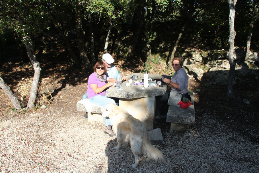 Bild: Rast bei Wanderung bei Sivergues