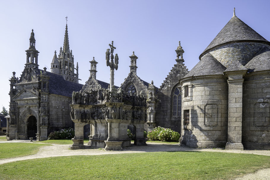 Bild: Guimiliau - umfriedeter Pfarrbezirk in der Bretagne