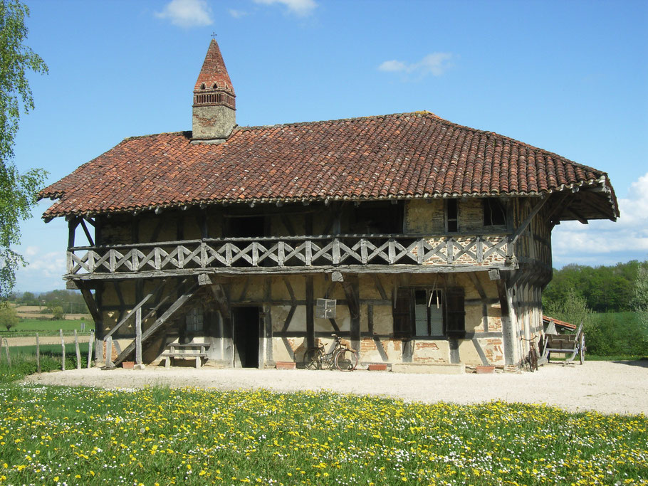 Bild: Ferme Musée de la Forêt mit typischen sarazenischem Schornstein in der Bresse, Frankreich