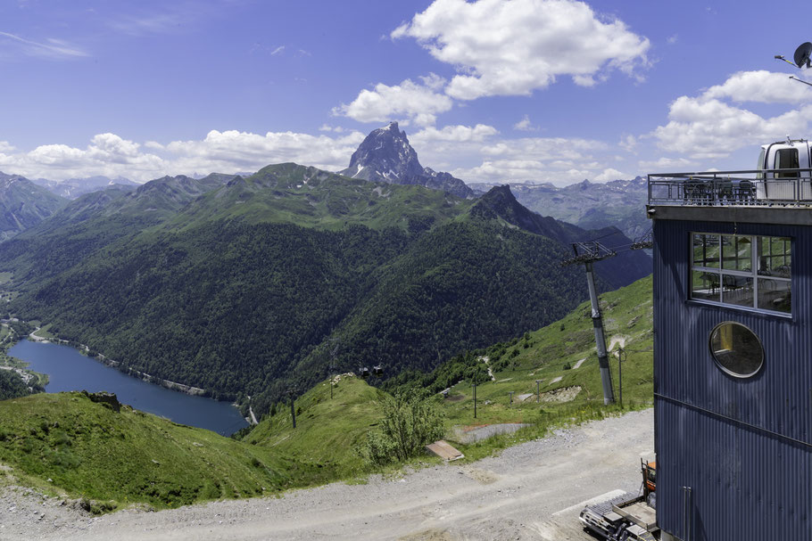Bild: Blick auf Seilbahn, den Lac de Fabrèges und den Pic du Midi d´Ossau