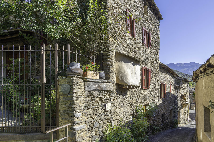 Bild: Haus mit alten Brotbacköfen die aus den Mauern ragen in Évol im Département Pyrénées-Orientales  
