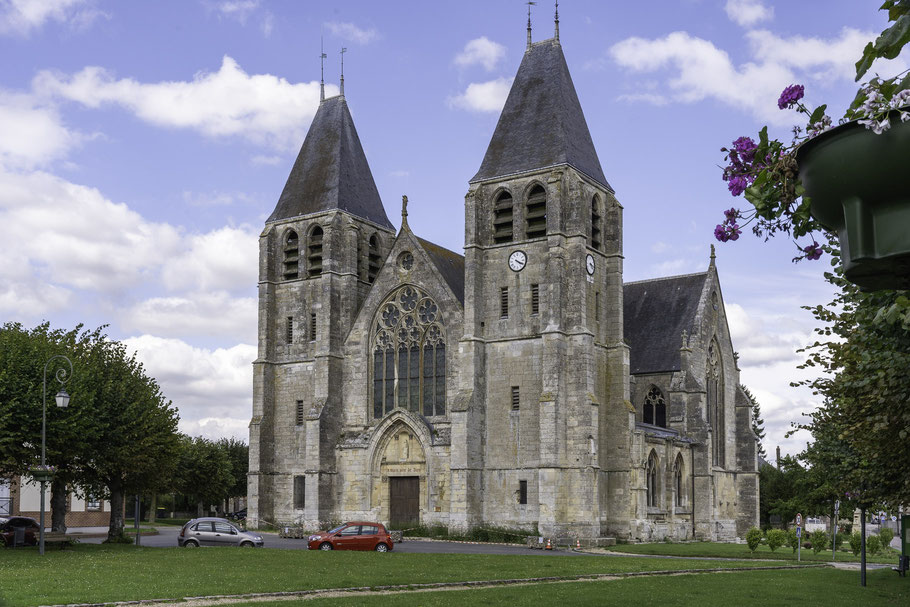 Bild: Collégiale Notre-Dame-de-l'Assomption in Écouis mit ihren trutzigen Türmen