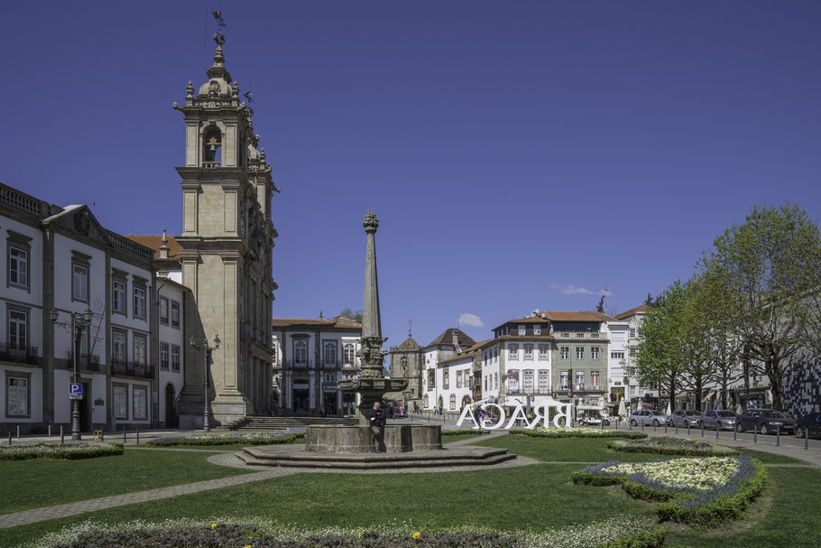 Bild: Platz vor der Igreja de Santa Cruz und der Igreja do Hospital ou Igreja de São Marcos in Braga, Portugal