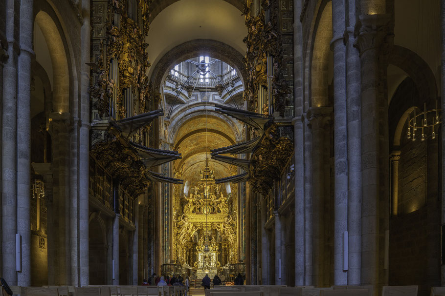 Bild: Blick in das Mittelschiff und auf den Chor der Kathedrale von Santiago de Compostela mit Orgel jeweils links und rechts