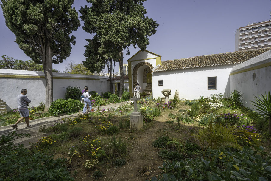 Bild: Außenbereich mit der Knochenkapelle "Capela dos Ossos" bei der Igreja do Carmo in Faro