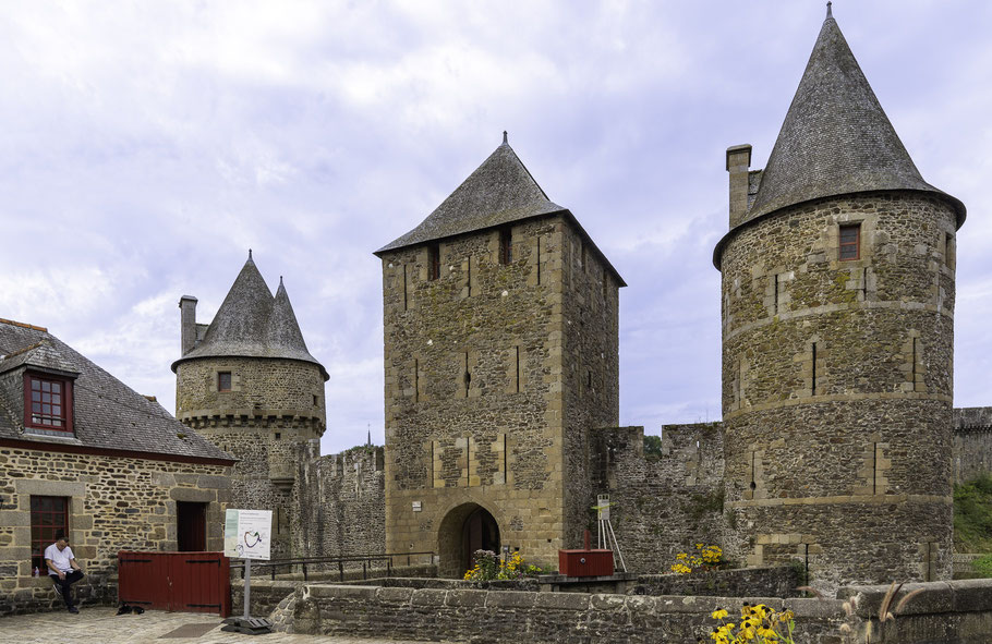 Bild: Burgeingang zum Château de Fougères 