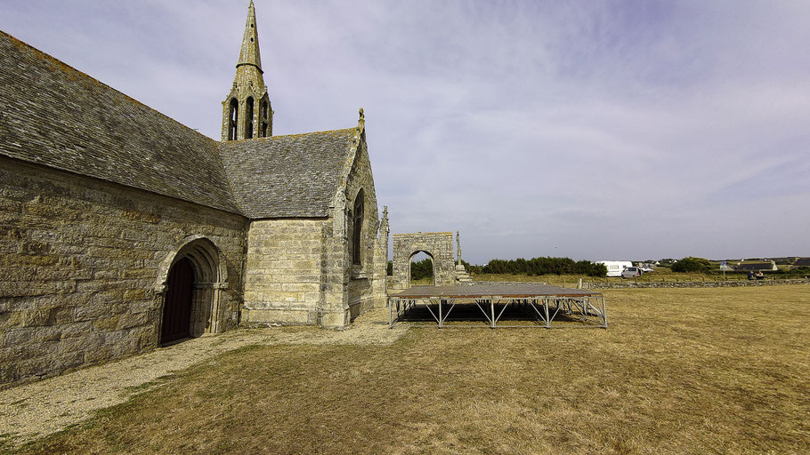 Bild: Chapelle Notre-Dame de Penhors von der Südseite mit Querschiff und Triumphtor in der Bretagne 