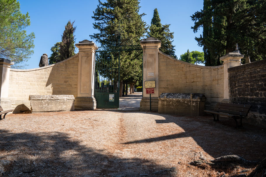 Bild: merowingische Sarkophage in Mazan im Vaucluse  