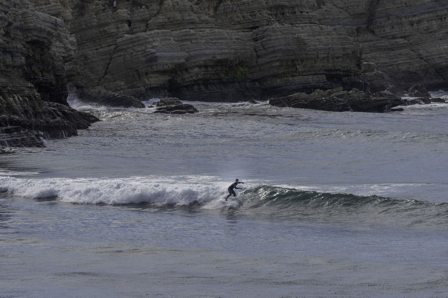 Bild: Surfer an der Praia do Portinho da Areia do Norte in Peniche