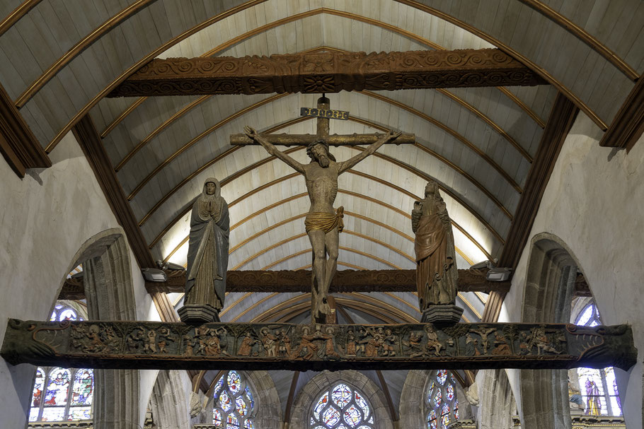 Bild: Triumphbalken (Poutre de Gloire) in der Kirche des umfriedeten Pfarrbezirkes in Lampaul-Guimiliau