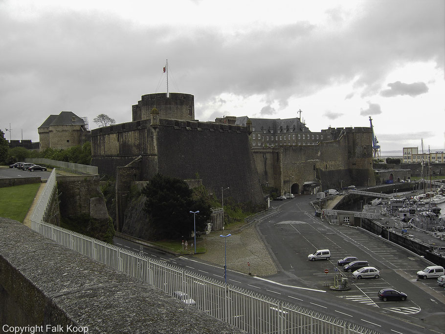 Bild: Blick auf die Brester Festung, das Château de Brest über der Mündung der Penfeld und dem Marinehafen in Brest, Bretagne