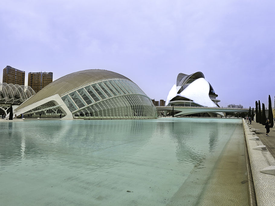 Bild: Ciutat de les Arts i les Ciències in Valencia, Im Vordergrund das Hemisféric hinter der Brücke der Palau de les Arts