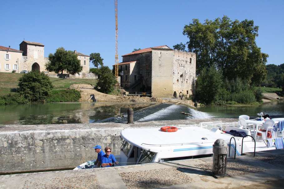 Bild: Hausboot in der Schleuse bei Vianne
