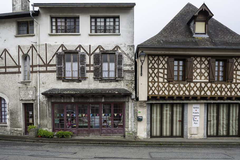 Bild: Haus in Campan mit Schaufenster in welchem die Puppen namens "Mounaques" ausgestellt sind