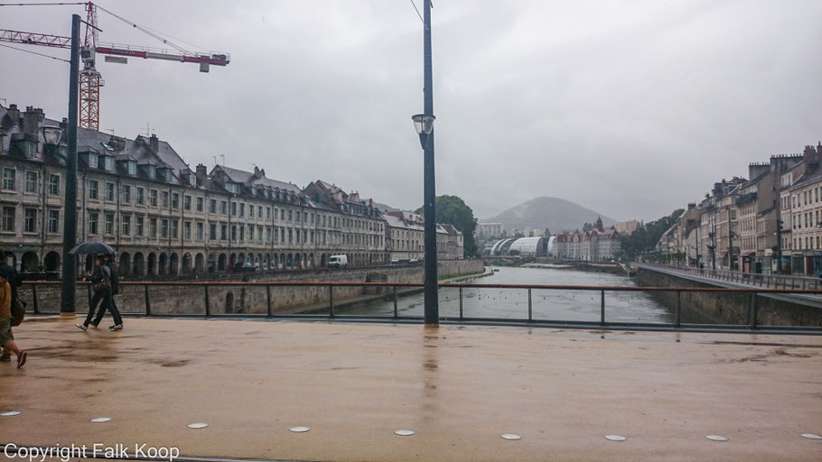 Bild: Besançon mit dem Fluß Doubs und Quai Vauban