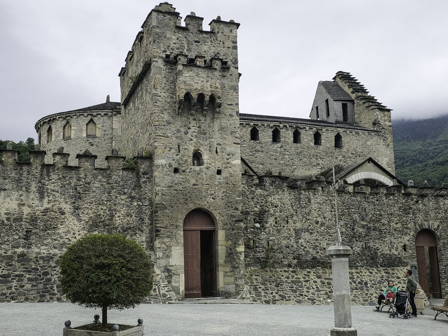 Bild: Eingang zur Église Saint-André der wuchtigen Wehrkirch in Luz-Saint-Sauveur in den Pyrenäen