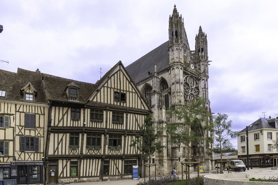 Bild: Am zentralen Platz in Vernon steht die Collégiale Notre-Dame, daneben die Maison du Temps