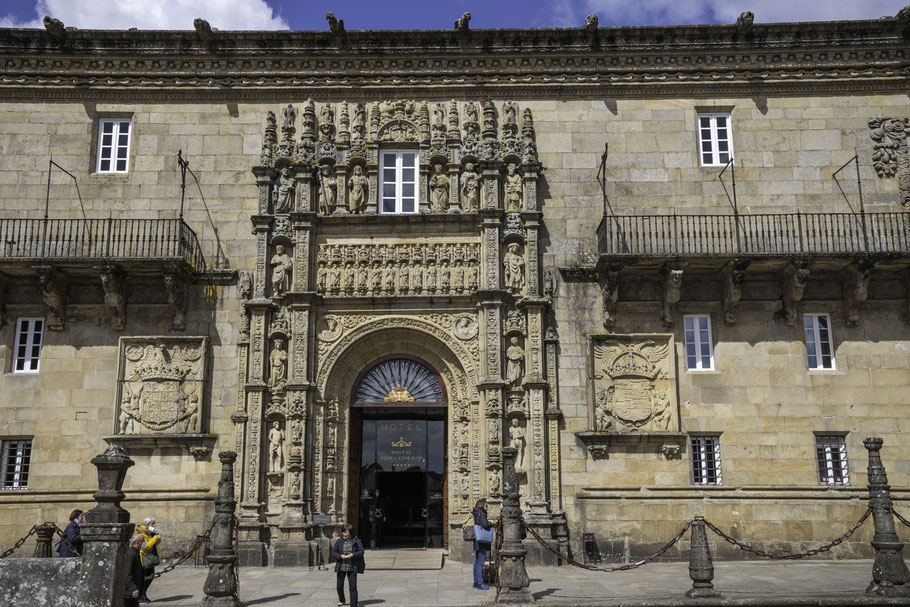 Bild: Portal des Hostal de los Reyes Católicos am Plaza do Obradoiro