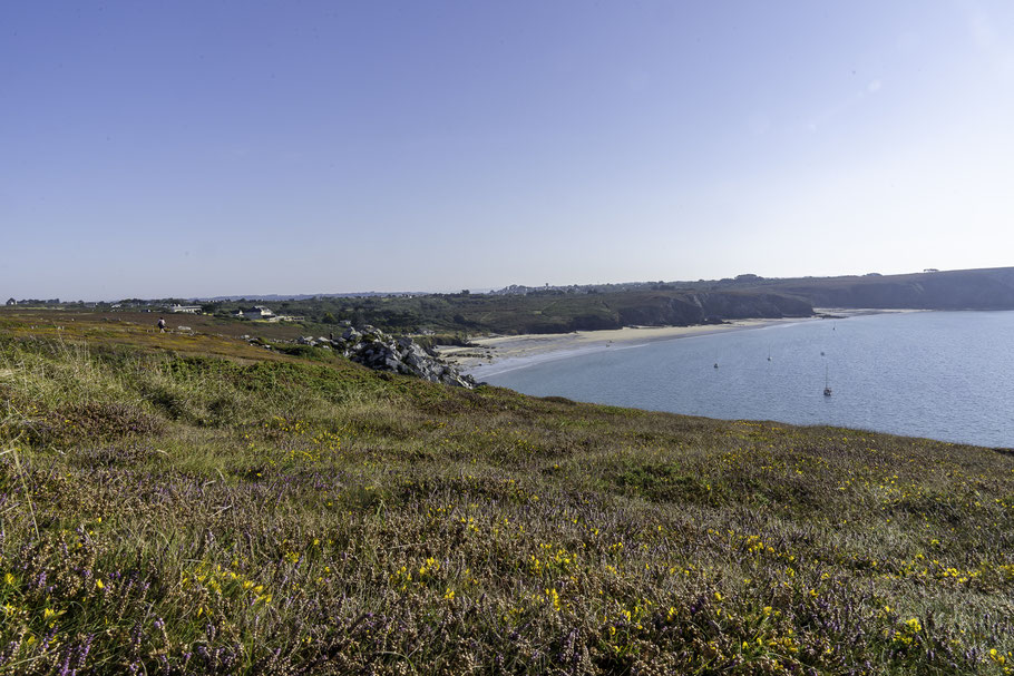 Bild: Ausblick vom Wanderweg in der Nähe des Pointe de Pen Hir auf die Plage de Veryac´h 