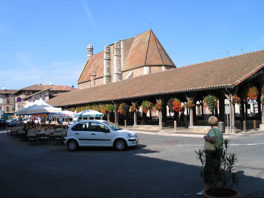 Bild: Die Markthalle 1672 nach einem Brand wieder aufgebaut, mit 89 Säulen ist sie 80 Meter lang und 20 Meter breit in Châtillon in Frankreich-sur-Chalaronne