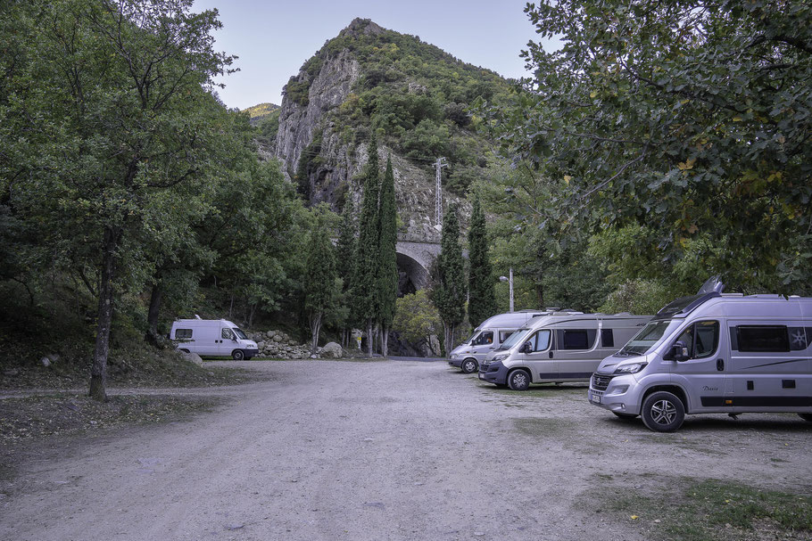 Bild: Der Wohnmobilstellplatz Thuès-entre-Valls mit Blick auf den Eingang zur Caranca-Schlucht