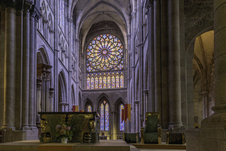 Bild: Blick in den spitzbogenförmigen Chor mit Rosette und Buntglasfenster von Jean Le Moal in der Cathédrale Saint-Vincent in Saint-Malo