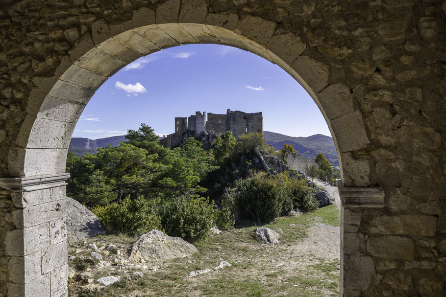 Bild: Blick von der Chapelle Notre-Dame des Sept Douleurs auf die Ruine des Schlosses von Bargème