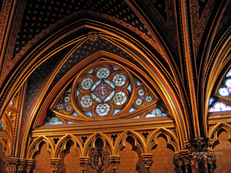 Bild: Buntglasfenster in der Unterkirche von Sainte-Chapelle  in Paris