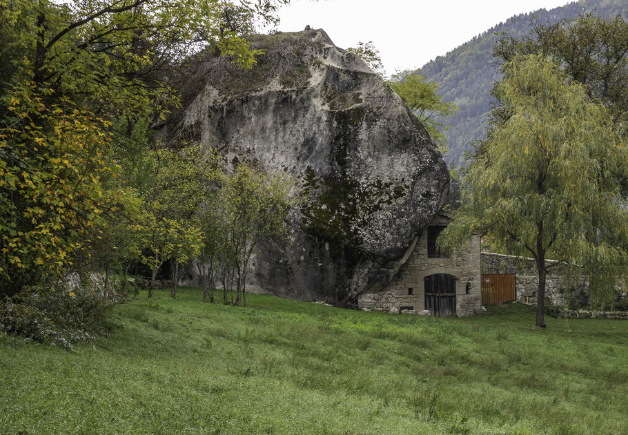 Bild: Haus unter den Fels gebaut bei einer Wanderung zur Chapelle Notre-Dame in den Sandsteinformationen Les grès d’Annot in Annot