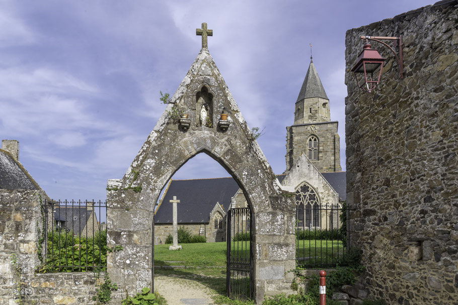 Bild: Wie bei einem umfriedeten Pfarrbezirk ist die Église Saint-Suliac mit einer Mauer umgeben