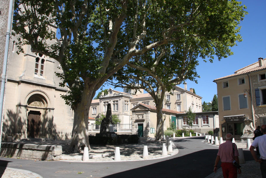 Bild: Kirche des Augustinus, rechts Brunnen der Delfine in Pernes les Fontaines