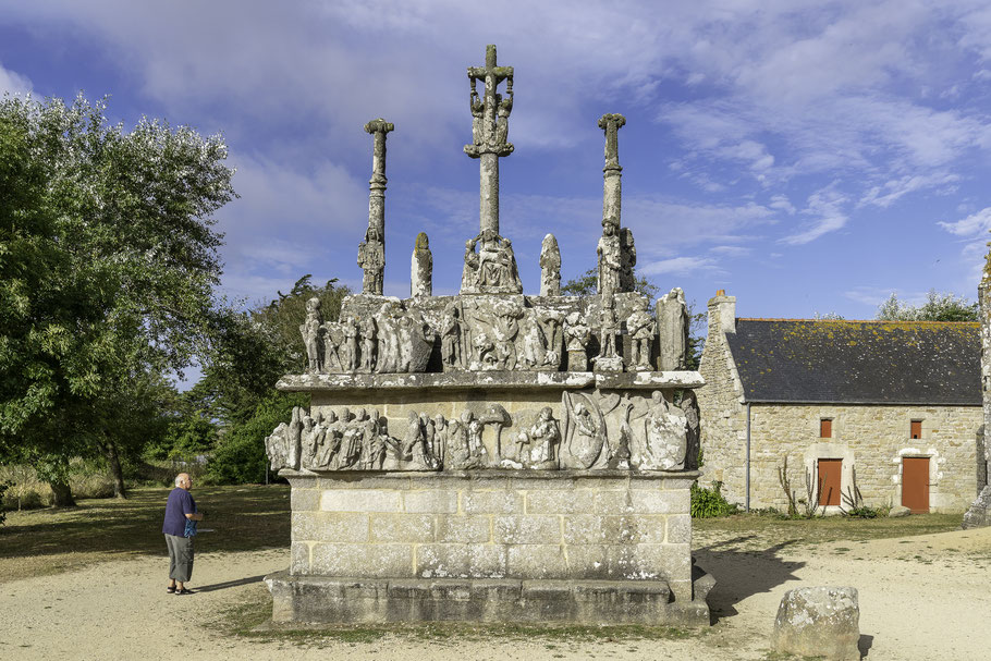 Bild: Der Kalvarienberg (Calvaire) der Chapelle Notre-Dame de Tronoën 