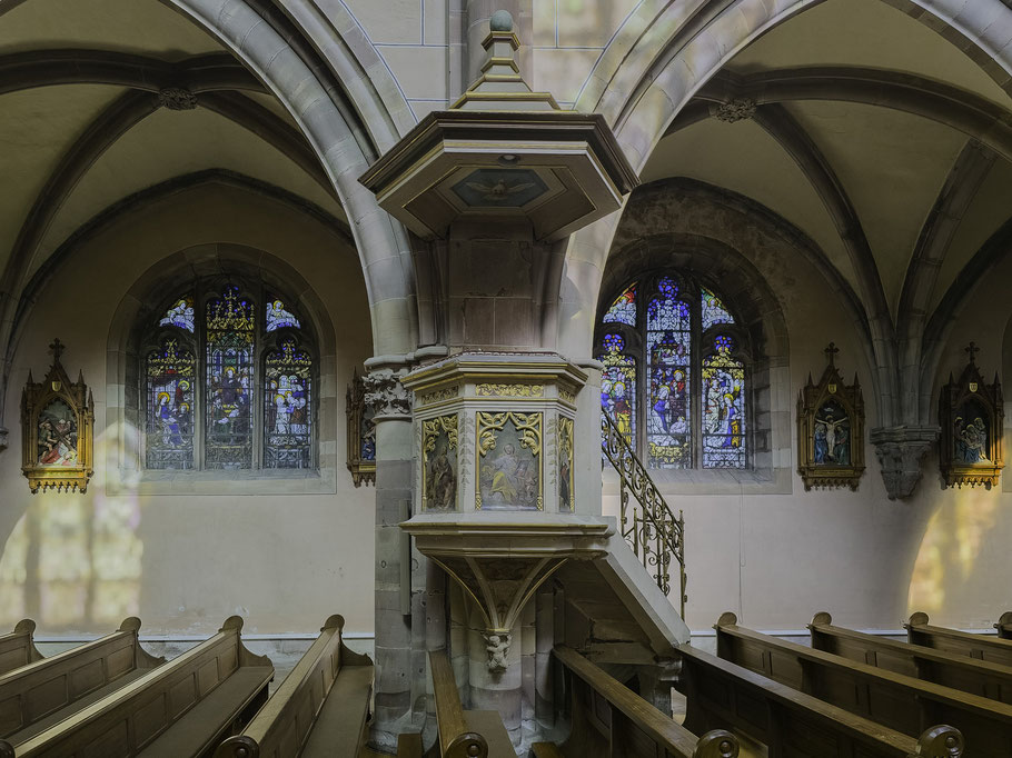 Bild: Kanzel und Bleiverglasung in der Abteikirche Saint-Étienne in Marmoutier