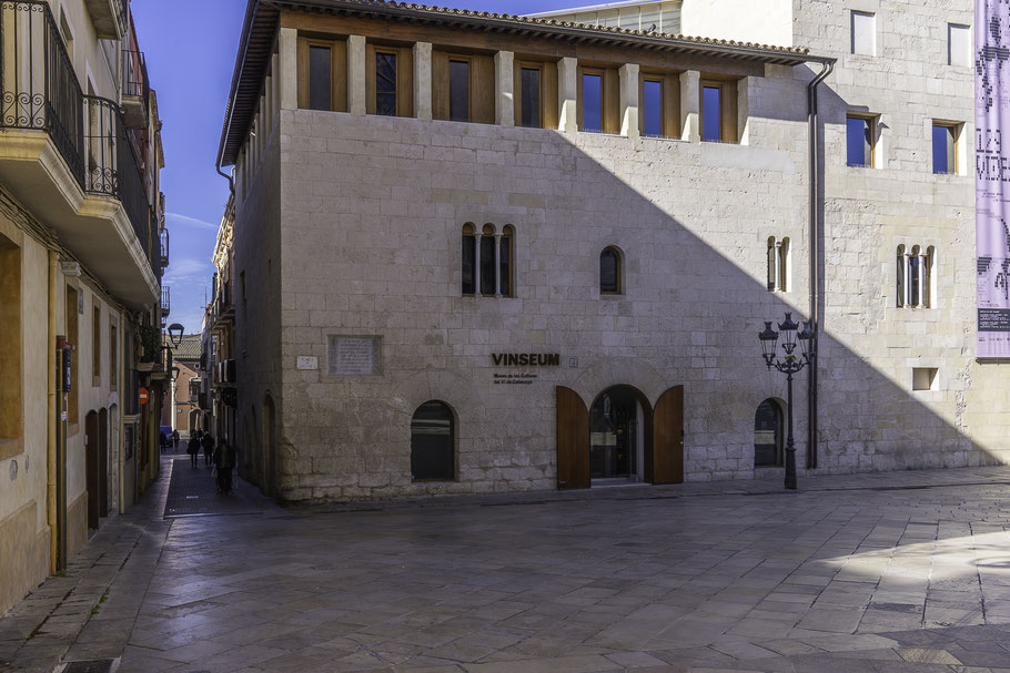 Bild: Das Vinseum gegenüber der Basilika in Vilafranca del Penedès