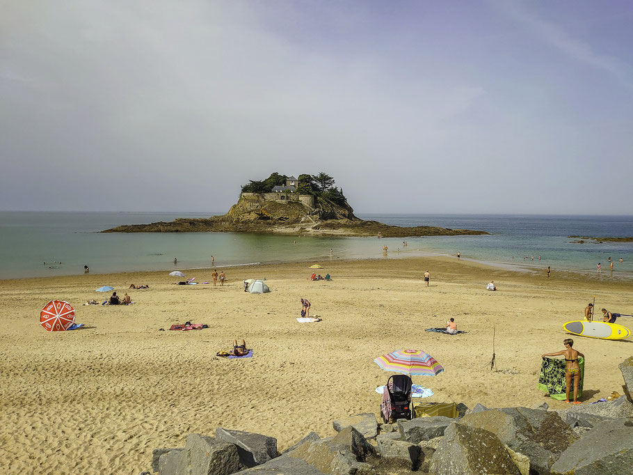 Bild: Plage de l'Anse du Guesclin, bei Ebbe wandern die Ersten zum Fort du Guesclin