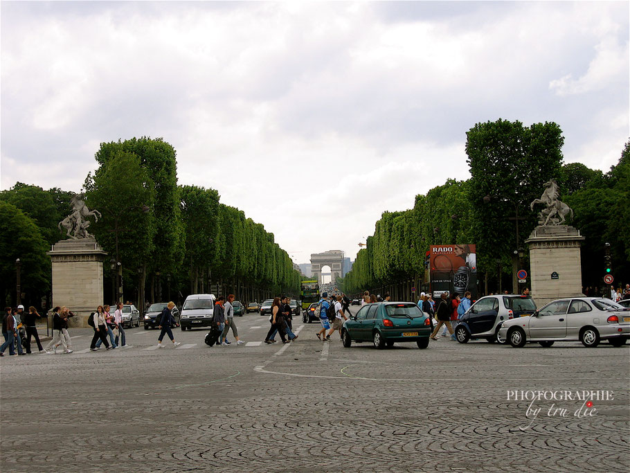 Bild: Blick auf die Champs Élysées im Hintergrund Arc de Triomphe